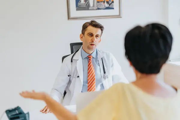 Médico Especialista Que Analiza Los Resultados Diagnósticos Discute Con Paciente —  Fotos de Stock