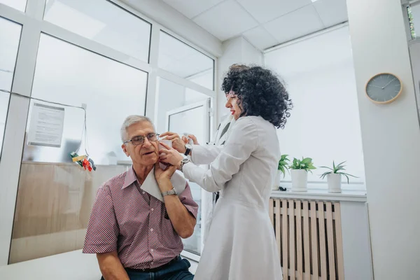 Doświadczeni Lekarze Badają Starszych Pacjentów Klinice Testuję Wzrok Słuch Gardło — Zdjęcie stockowe