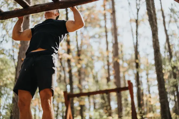 Athletic Man Doing Pull Ups Green Forest Enjoying Active Day — Stock Photo, Image