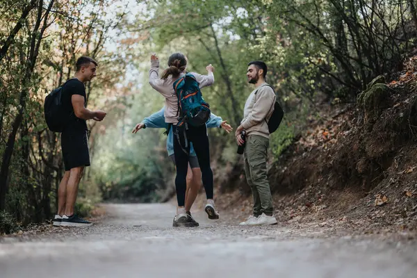 Group Friends Enjoying Healthy Outdoor Adventure Wilderness — Stock Photo, Image