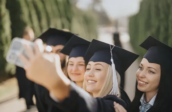 Estudantes Universitários Celebram Formatura Parque Ensolarado Sorrindo Eles Tiram Selfies — Fotografia de Stock