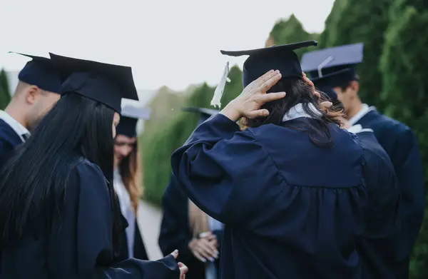 Egyetemi Hallgatók Graduating Embracing Siker Megosztás Pozitív Emlékek Park Ünneplés — Stock Fotó