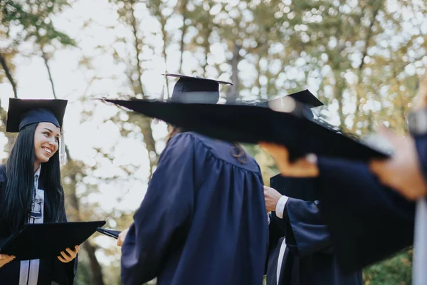 Graduados Universitários Diversos Celebram Êxito Parque Usando Vestidos Graduação Caminhando — Fotografia de Stock