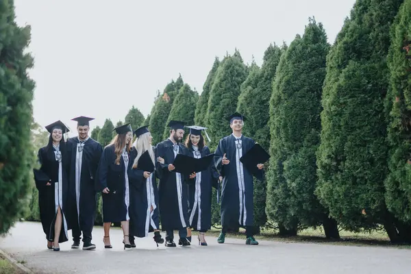 大学生团体在阳光公园庆祝毕业生毕业 — 图库照片