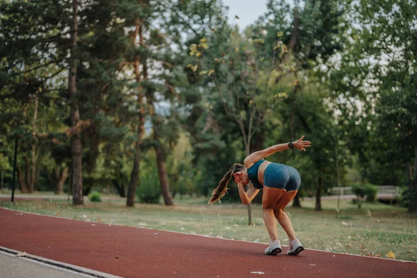 フィットガールは 屋外公園で360度のカートホイールとフリップを実行し 運動性 柔軟性を示しています — ストック写真