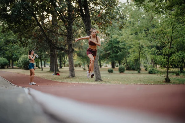 Aktive Mädchen Beim Laufen Einem Grünen Park Inspirierende Fitness Und — Stockfoto