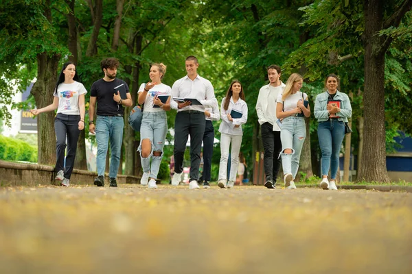 Grote Jonge Groep Universiteitscampus Studenten Wandelen Samen Buiten Met Boeken — Stockfoto