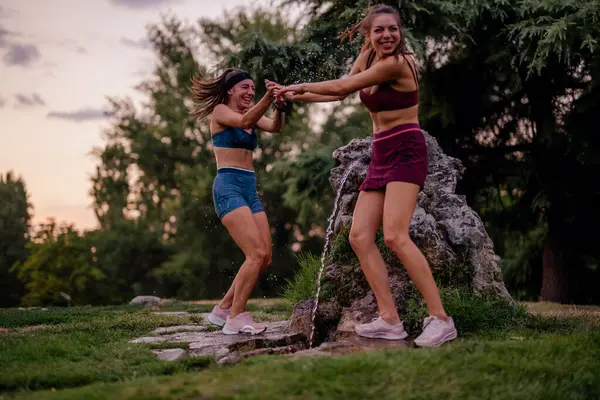 Девушки Веселятся Смеются Поливают Друг Друга Водой Зеленом Парке После — стоковое фото