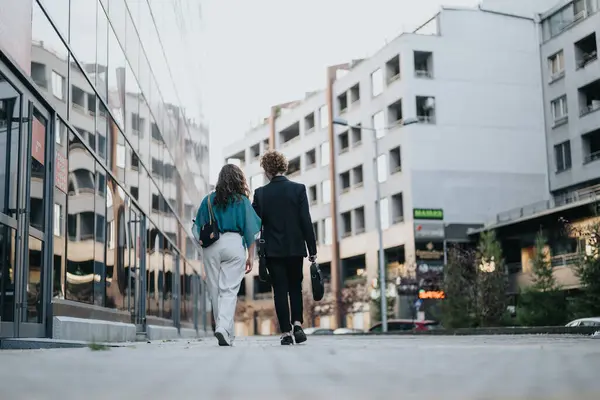 Junges Paar Diskutiert Innovative Geschäftsstrategien Urbanen Stadtgebiet — Stockfoto