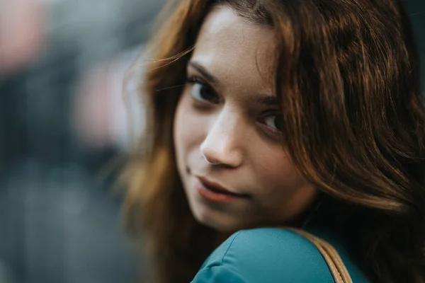 Självsäker Och Framgångsrik Ung Kvinna Poserar För Kameran Med Ett — Stockfoto