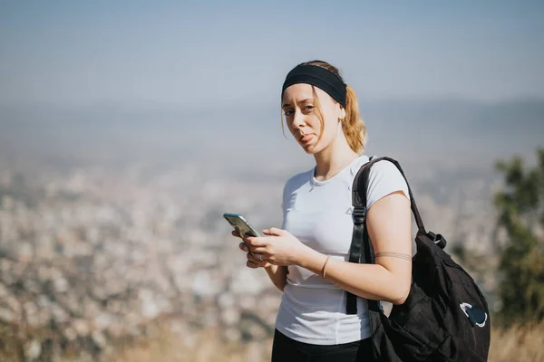 Ohromující Žena Turistka Dívá Kameru Zatímco Chatuje Telefonu Velké Město — Stock fotografie