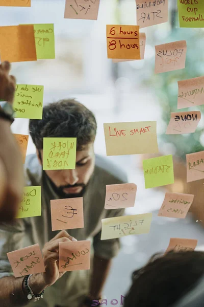 Multiraciale Business Team Werkt Samen Bespreekt Plant Een Glazen Muur — Stockfoto