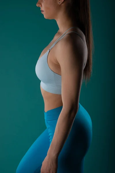 Confident Fit Girl Turquoise Shirt Showcases Her Powerful Muscles Dedication — Stock Photo, Image