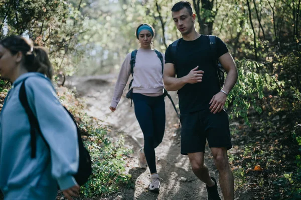 Friends Hike Lush Forest Enjoying Sunny Day Discussing Various Topics — Stock Photo, Image