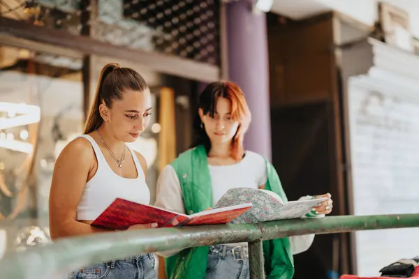 Two Stylish High School Girls Working Project City Study Together — Stock Photo, Image
