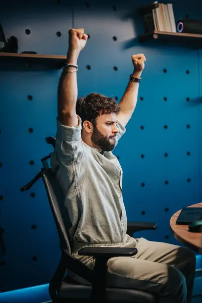 成功した男性の従業員は 仕事を終えた後に手を上げる — ストック写真