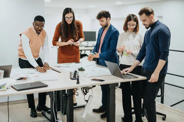 Multigenerationeel Team Dat Samenwerkt Voor Bedrijfs Winstgroei Tijdens Late Werkuren — Stockfoto