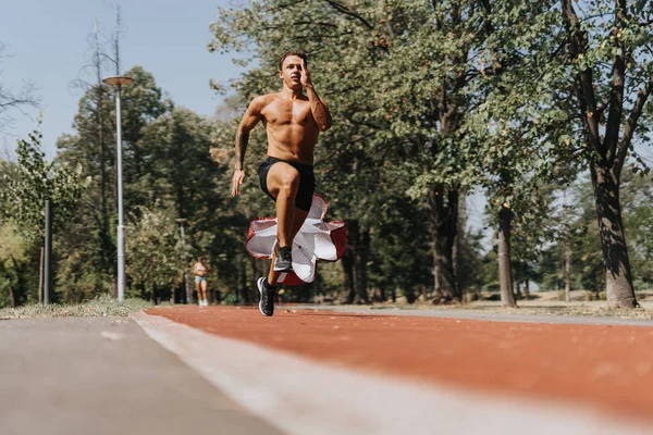 Fit Blanke Mannelijke Atleet Met Parachute Een Racebaan Het Park — Stockfoto