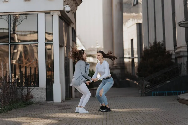 Dvě Mladé Ženy Spolu Hrají Chodníku — Stock fotografie