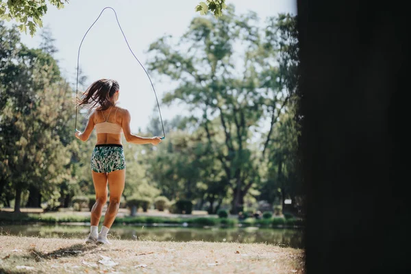 Sportliche Frau Führt Freunde Einem Park Workout Seilspringen Dehnen Und — Stockfoto
