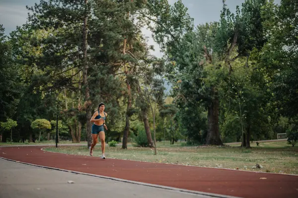 Fit Girl Inspirierende Athletin Mit Beeindruckenden Flips Naturturnhalle — Stockfoto