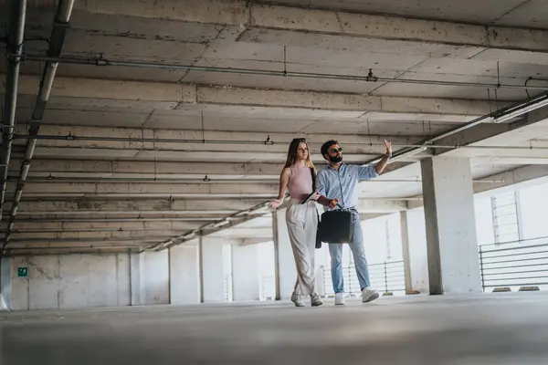 Junges Unternehmer Paar Diskutiert Über Wachstumschancen Der Innenstadt Sie Inspizieren — Stockfoto