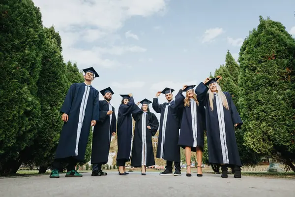 成功大学毕业后穿长袍戴帽的一组学生 — 图库照片
