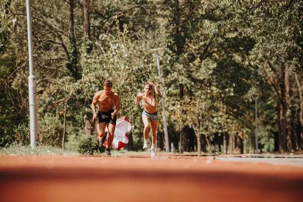 コーカサス選手は屋外に出てパラシュートで走る 彼らは より良い体の形状 フィットネス 強い筋肉を目指して 晴れた公園でトレーニングを楽しんでいます — ストック写真