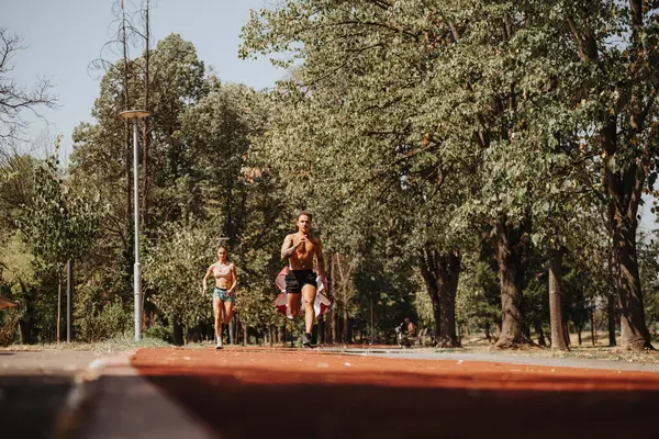 Fitness Couple Embracing Nature Power Voor Outdoor Training — Stockfoto