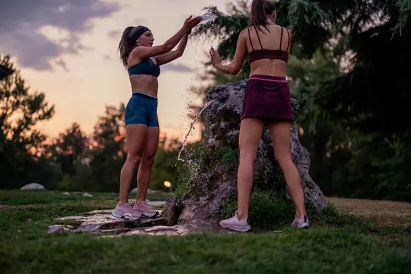 Mujeres Activas Disfrutando Momentos Divertidos Parque Salpicando Agua Riendo — Foto de Stock