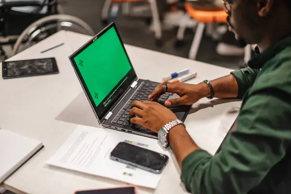 Biznesmen Piszący Laptopie Biurze Zielony Ekran — Zdjęcie stockowe