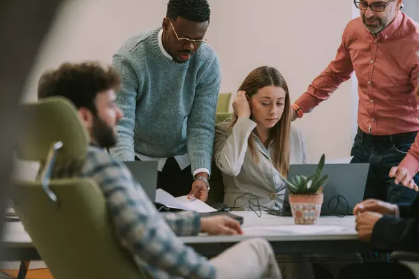 Nahaufnahme Von Fünf Geschäftsleuten Bei Einem Meeting Während Sie Schreibtisch — Stockfoto