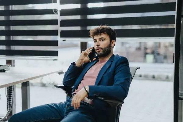Elegante Hombre Negocios Hablando Con Cliente Durante Llamada Telefónica Oficina — Foto de Stock