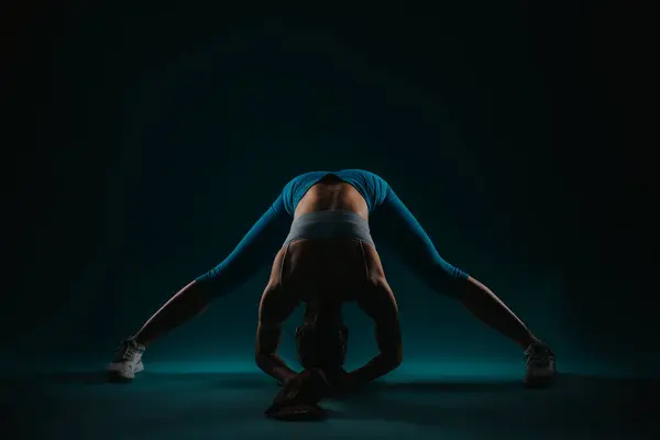 Stüdyoda Güçlü Kadın Fitness Modeli Siluet Başarı Sağlama Hedefleri — Stok fotoğraf