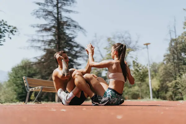 合资格夫妇在公园内享受户外运动训练 进行核心练习及健美操 — 图库照片