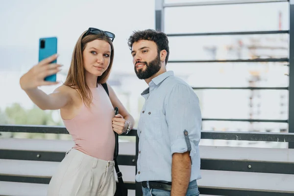 Jeune Couple Prenant Selfie Créant Bons Souvenirs Tout Travaillant Distance — Photo