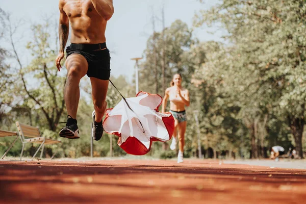 Fit Atleten Trainen Een Park Sprinten Met Een Parachute Genieten — Stockfoto