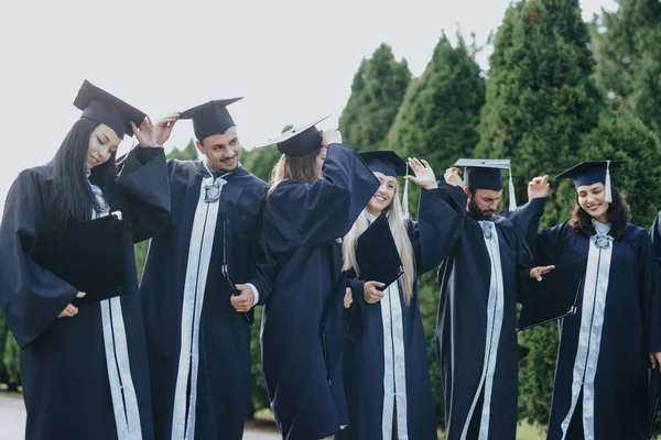 Group University Students Celebrating Graduation Sunny Park — Stock Photo, Image