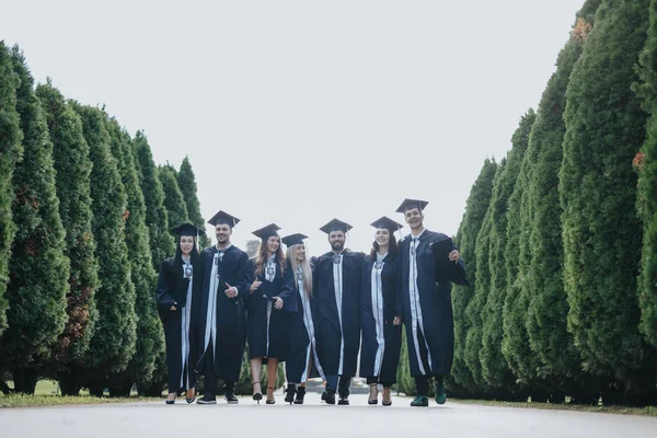 Estudantes Universitários Multiétnicos Vestidos Graduação Alegremente Celebram Seu Sucesso Parque — Fotografia de Stock