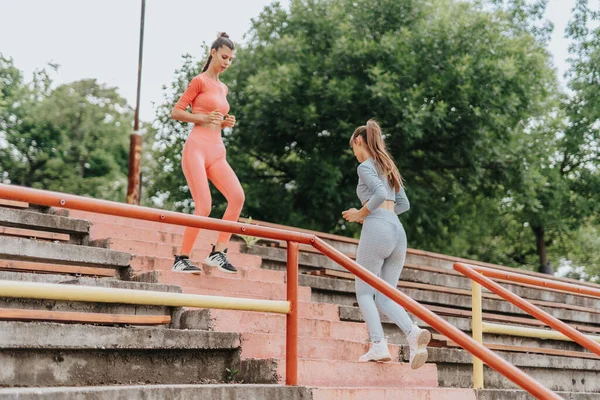 市区公园内的积极女子户外活动训练 健康与动力 — 图库照片