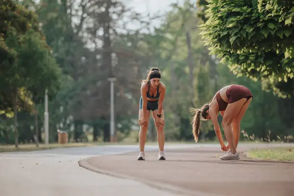 Aantrekkelijke Atleten Joggen Natuur Inspireren Een Gezonde Levensstijl Workout Motivatie — Stockfoto