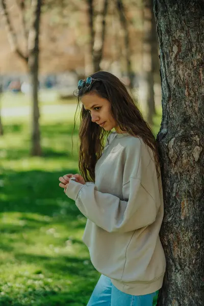 Parkta Ağaca Yaslanmış Güzel Uzun Saçlı Esmer Kız Elinde Papatya — Stok fotoğraf