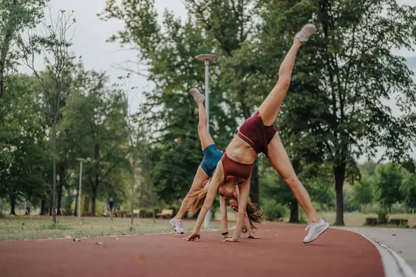 Fit Meisjes Demonstreren Indrukwekkende Atletiek Het Uitvoeren Van Radslag Oefeningen — Stockfoto