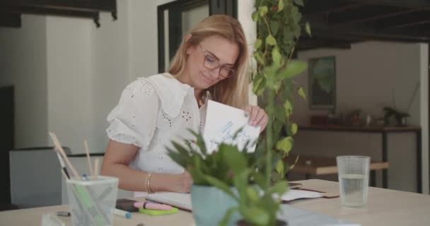 Une Belle Femme Manager Âge Moyen Est Assise Son Bureau — Video