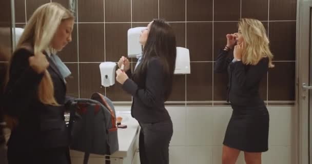 학생들은 머리를 빗질하고 화장실 방에서 메이크업을하는 이야기 — 비디오