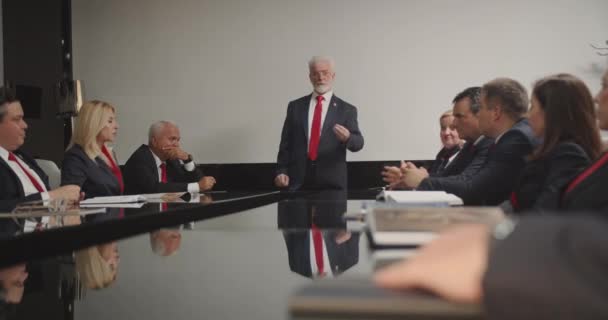 Üst Düzey Yöneticilerden Oluşan Büyük Bir Grup Toplantı Odasında Toplantı — Stok video