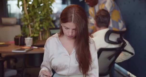 Kadın Çalışan Takım Arkadaşlarından Ayrı Olarak Çalışıyor Finansal Tabloları Satışları — Stok video