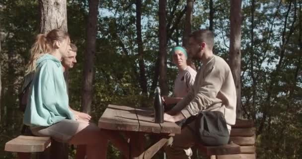 Four Hikers Gathered Table Mountains Taking Break Hiking Relaxing Themselves — Stock Video