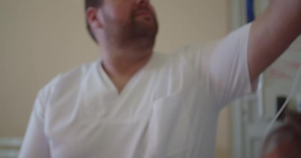 中年男性医師 病院の患者さんへの注入準備 — ストック動画