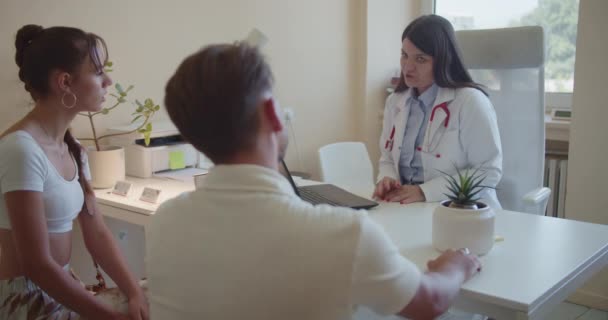 Médicos Exitosos Discuten Resultados Médicos Con Una Pareja Clínica — Vídeo de stock